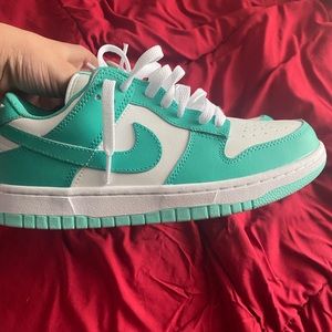 Nike dunk low green glow (w)